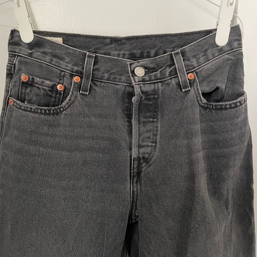 Levi’s dad Jean. Size 25. Baggy straight leg fit. Black color. Worn once.